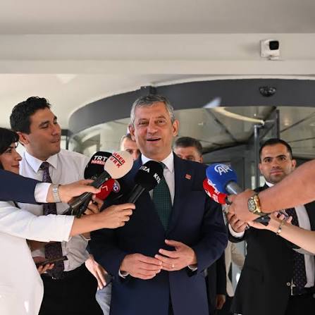 🔴CHP'ye veda eden Özgür Özel, yeni parti kuracaklarını duyurmuştu. Söz  konusu yeni partinin kuruluş işlemleri için harekete geçen CHP'li  milletvekillerinin büyük çoğunluğunun bugün toplanacağı öğrenildi.  Vekiller, istifaları imzalayıp Meclis'e sunacak ...