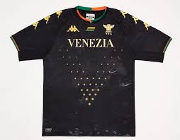 Le indiscrezioni su come potrebbero essere le divise del club azzurro nella prossima stagione sportiva. Maglia Home Venezia Fc Stagione 2021 2022 Le Caratteristiche