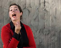 Beobachtetes merkmal wird aufgrund von alltagstheorien mit weiteren eigenschaften verknüpft Ein Wahrnehmungsfehler Mit Folgen Der Halo Effekt Nadine Kmoth Korpersprache Coaching Und Keynotes