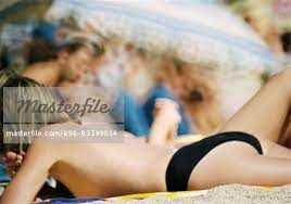 Liegen am Strand halb nackt Teenager - Stockbilder - Masterfile - Premium  RF Lizenzfrei, Bildnummer: 696-03399514
