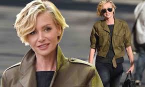 Trendy Portia De Rossi Arrives For Appearance On Jimmy Kimmel Live Portia De Rossi Short Hair Trendy Short Hair Styles Portia De Rossi Hair