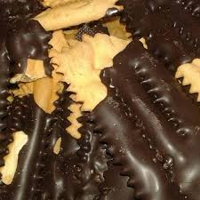 Le chiacchiere (o crostoli o frappe o bugie o cenci) sono dei dolci tipici italiani preparati solitamente durante il periodo di carnevale, chiamati anche con diversi altri nomi regionali. Chiacchiere Fritte Al Cioccolato Offerta Kg 2 Ebay