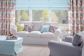 Svetla Obyvacka S Kvetovanymi Dekoraciami Obyvacka Pastelovefarby Jemnefarby Bezova Klasickystyl Vankus Potahnasedacku Ikea Rims Home Decor Furniture Decor
