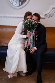 Irgendwie würde ich gerne verpacken dass wir alleine geheiratet haben und auch keine geschenke wollen. Hochzeit Zu Dritt Fokussiert In Berlins Webseite