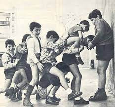 Antes de las consolas, hay muchas cosas que se jugaban antes de ellas, el turista, el avion, a las atrapadas, las escondidas, stop, y muchos de esos juegos tradicionales. Pin En Jugant Playing