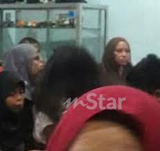 Maybe you would like to learn more about one of these? Seram Sejuk Rumah Terbuka Hari Raya Muncul Tetamu Tak Diundang Rambut Mengerbang Duduk Atas Balang Kuih Raya Viral Mstar