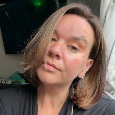 Christina does it 📚 (@christina.who)