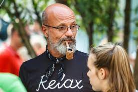 Neves orvosdinasztiából származik, testvérével együtt ötödik . Hvg360 Zacher Gabor Uj Vallalkozast Inditott