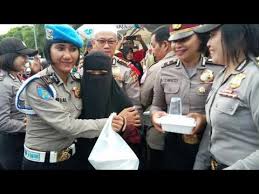 Selain itu, ada lagi yang modelnya begitu seksi hingga sangar. Ketika Perempuan Bercadar Dipeluk Erat Polwan Non Muslim Youtube