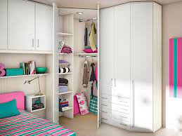 Arredare due pareti facendo angolo con l'armadio: Cameretta A Ponte Della San Martino Mobili