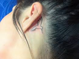 Black Bird Tattoo Behind Ear Hummingbird Outline Tattoo Behind Ear Ideas And Designs Tatuajes Tatuajes Femeninos Tatuajes De Aves
