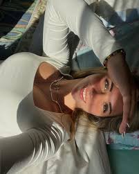 Iris Vallaranii - Free pics, galleries & more at Babepedia