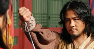 𝐓𝐨 𝐛𝐞 𝐮𝐩 𝐡𝐞𝐫𝐞, 𝐚𝐰𝐚𝐲 𝐟𝐫𝐨𝐦 𝐭𝐡𝐞 𝐛𝐮𝐬𝐭𝐥𝐞, 𝐦𝐲  𝐥𝐞𝐠𝐬 𝐥𝐢𝐤𝐞 𝐰𝐢𝐧𝐠𝐬 𝐰𝐨𝐮𝐥𝐝 𝐬𝐩𝐫𝐞𝐚𝐝.” The King and the  Clown (왕의남자) Jang-seng and Gong-gil, a pair of male street clowns and  tightrope walkers