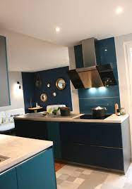 renovation cuisine bleu nocturne bleu canard gris papier peint bulle maya saget decoratrice d interieu idee deco cuisine cuisine gris deco cuisine grise