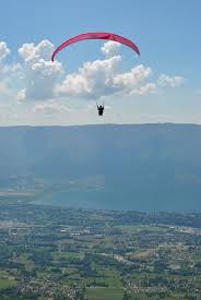 Le Revard Juste Apres Le Decollage Vue Sur Le Massif De L Epine Le Lac Du Bourget Et Aix Les Bains Aix Les Bains Parapente Lac Du Bourget