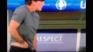 Gelegentlich gehe er auch mal mit nassen haaren aus dem haus. Bundestrainer Joachim Low Mit Der Hand In Der Hose Video Dailymotion