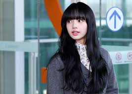 Blackpink member lisa has begun her solo career by once again becoming a record holder. Blackpink S Lisa Is Now The Second Korean Solo Female Musician To Chart In The U K