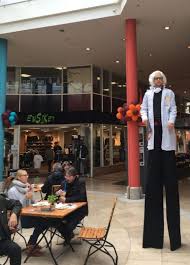 Ein Prof Aus Riesenstelzen So Gigantisch Gross Wirkt Er Und Das Ist Er Auch Http Www Stelzentheater De Vil De Stelzenlaufer Gigantisch Stelzen