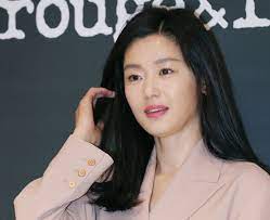 한편, 최준혁 대표의 형 최준호는 싱가포르 재계 1위 홍룽그룹 외동딸과 결혼했으며, 홍룽그룹은 싱가포르 말레이시아 등에서 호텔 은행 무역 등의 사업을 하는 것으로 전해졌습니다. ì „ì§€í˜„ ë‚¨íŽ¸ ìµœì¤€í˜ ëŒ€í'œ ì•ŒíŒŒìžì‚°ìš´ìš© ìµœëŒ€ì£¼ì£¼ ëë‹¤ ì¤'ì•™ì¼ë³´
