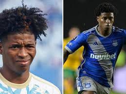 Cầu thủ Ecuador trốn dưới gầm giường khi thấy vợ con bị bắt cóc