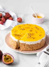 Et pour encore plus de gourmandise, n'hésitez pas à napper ce cheesecake printanier d'un coulis de fruits rouges avant de disposer joliment les fraises Cheesecake Sans Cuisson Au Coulis De Mangue Lady Coquillette Recettes De Cuisine Gourmandes Et Creatives