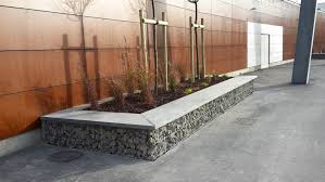 Muret Banc En Gabion Avec Couvertine En Pierre Bleue Du Hainaut Au Centre Commercial Carrefour A Reims Tinqueu Muret Pierre Bleue Du Hainaut Amenagement Jardin
