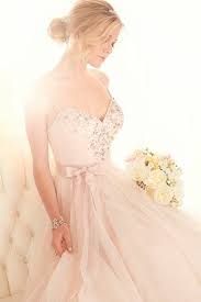 Wählen sie das beste rosa kleid für die braut, und sei der schönste auf der. Rosa Brautkleid Fur Einen Glamourosen Hochzeits Look Archzine Net