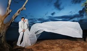 Anda bisa melibatkan beberapa orang teman dalam foto ini untuk menciptakan kesan menarik. 30 Foto Prewedding Pantai Casual Romantis Terbaru