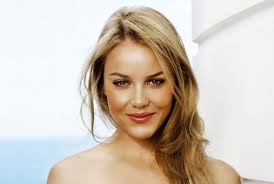 Çok sevilen disney karakteri minnie mouse'un kafasında yer alan büyük fiyonk, saç modeli olarak büyük ilgi görüyor. Alni Genis Kadinlar Icin Sac Modelleri Yuksek Topuklar