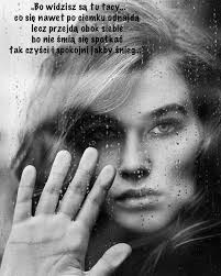 O miłości niemożliwej… . „Bo widzisz tu są tacy którzy się kochają i muszą  się spotykać aby się ominąć bliscy i oddaleni jakby stali w lustrze piszą  do siebie listy gorące i