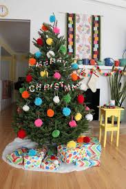 Boules de noel avec des bouteilles en plastique plus. Comment Realiser Une Jolie Decoration De Noel En Pompons Le Mag Visiondeco