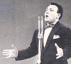 Nel 1944 col nome di claudio villa debutta con il cardellino, canzone molto in voga in quel momento, si fa poi conoscere in tutti i locali romani cantando brani fra i suoi film ricordiamo sette spose per sette sorelle, serenata amara (1957), buongiorno primo amore (1957), la canzone del destino (1957). Claudio Villa Radio Margherita