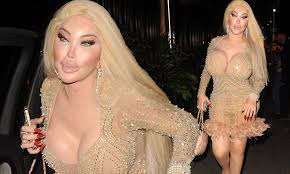Jessica Alves showcases her incredible figure in a skin-tight nude mini as  she hits the theatre in style | Daily Mail Online