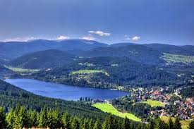 La capitale della foresta nera è la cosmopolita friburgo, anch'essa cittadina universitaria che accoglie una delle piu' antiche e rinomate università della germania. La Foresta Nera Germania