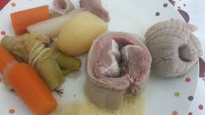 1 kg de tête de veau roulée (avec langue) 1 oignon jaune 1 carotte 40 g de farine 3 clous de girofle 10 cl de vinaigre de vin 1/2 cuillère à café de poivre noir en grains 1. Tete De Veau Recette Cookeo