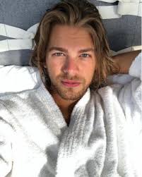 NUNNUMEETER PÕHJAS: Daniel Levi Viinalass viis naised jalutama