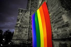 Lite, håndholdt pride flagg i tynt stoff. Debatt Pride Barnelaerdom