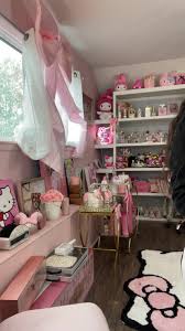 Chica’s Boutique was live.