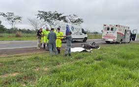 Motociclista de 41 anos morre após bater de frente com carreta-tanque