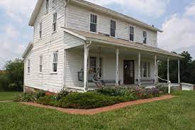 Our casitas & small house plans combine clean lines, functional design, high ceilings, and open concept spaces to create modern living areas that don't feel cramped or cluttered. Found On Oasisnewsfeatures Com Amish House Old Farm Houses Amish Country