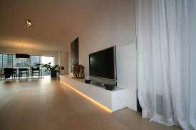 tv kast deze tv kast is subtiel geintegreerd in het interieur de eye catcher blijft het kunstwerk tegen de muur we accentueren tv kast kast verlichting thuis