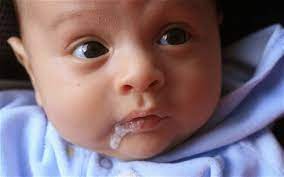 Bayi yang menelan udara saat menyusu bisa menjadi penyebab bayi muntah setelah minum asi. Risau Bayi Kerap Muntah Selepas Menyusu Tip Ini Boleh Membantu Ibu Pa Ma
