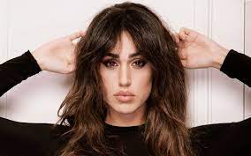 Il taglio medio della ragazza nella foto vuole enfatizzare la mancanza di volume del . Frangia A Tendina A Chi Sta Bene E Quali Volti Esalta Maggiormente Trucchi Com