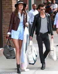 Read arctic monkeys's bio and find out more about arctic monkeys's songs, albums, and chart history. Alex Turner Is Towered Over By Leggy Girlfriend Taylor Bagley Daily Mail Online