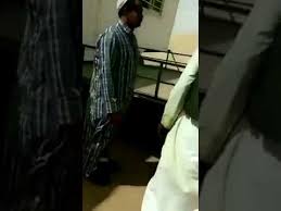 بعد هبوطه من الطائرة بالمظلة عمال بنجران يساعدون نباص بالماء Youtube