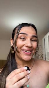 O bastão perfeito existe e eu posso provar!!! Com intensidade de cores  diferentes e tonalidades também, essa promete e entrega um resultado  incrível desde criação de vídeos a selfies também! Quem não ...