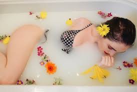 Pregnant women love it for their maternity photoshoots, but this is a technique that you can use with babies, mother and baby photography. How To Milk Bath Photoshoot Becca Butcher
