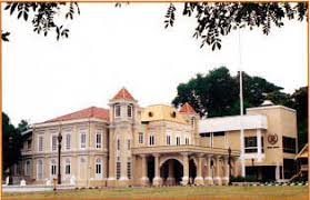 Kini, ia digunakan sewaktu upacara rasmi diraja atau majlis keraian rasmi negeri.terletak di bukit puteri di kuala terengganu, istana ini menjadi kebangaan rakyat negeri terengganu. Istana Istana Negeri Terengganu