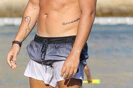 Ο γνωστός τραγουδιστής μίλησε για το πόσο του άλλαξε τη ζωή το ατύχημα που. Anagnwrizete Se Poion Anhkoyn Ayta Ta Tatoyaz Zinapost Gr