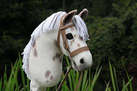 Hobby horsing (von englisch hobbyhorse ursprünglich „steckenpferd, auch „freizeitbeschäftigung) ist eine sportart mit gymnastikelementen, bei der bewegungsabläufe ähnlich derer beim springreiten oder dressur teilweise in parcours nachgestellt werden, ohne dass echte pferde zum einsatz kommen. Welcome Hobbyhorse Maker